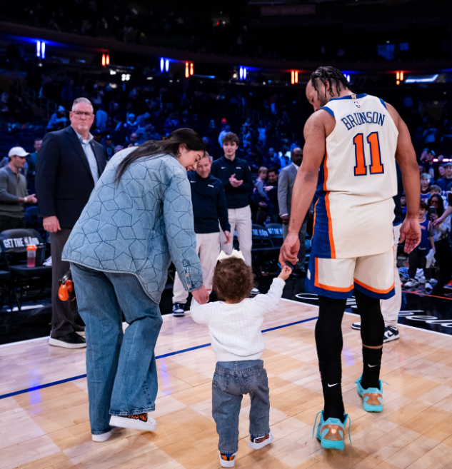 太有爱了！布伦森妻子带孩子观战尼克斯 大胜马刺后三人同框离场
