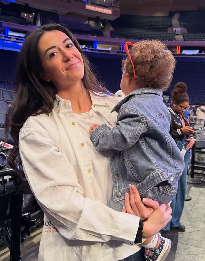 太有爱了！布伦森妻子带孩子观战尼克斯 大胜马刺后三人同框离场