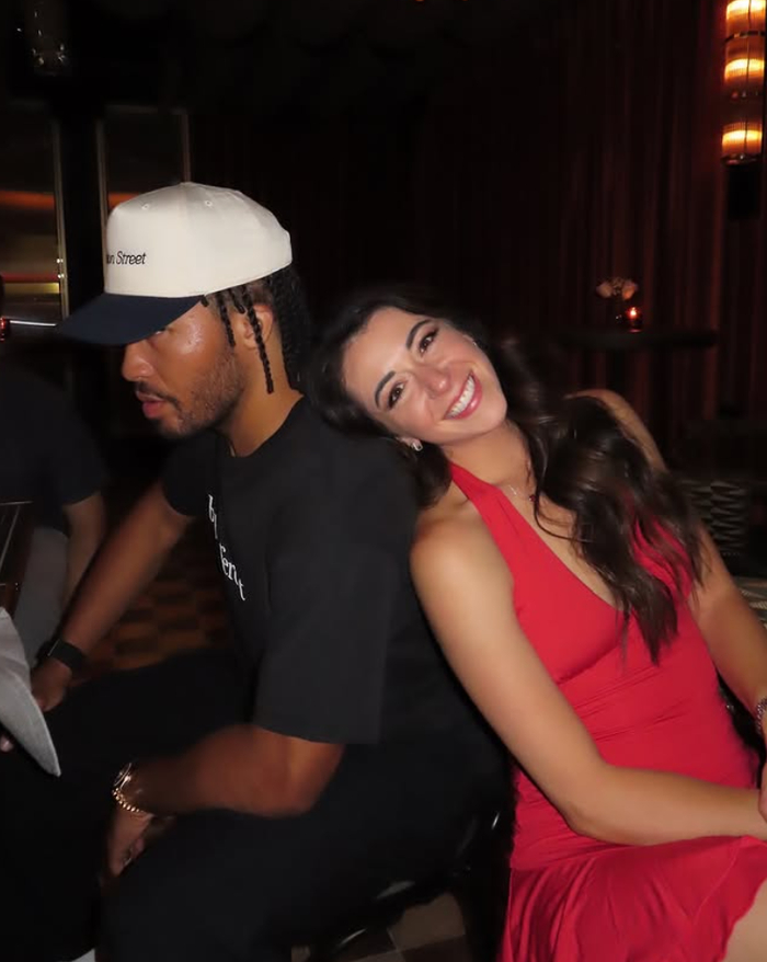 太有爱了！布伦森妻子带孩子观战尼克斯 大胜马刺后三人同框离场