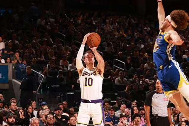 交易被湖人坑苦了！年薪1150万，场均4+3，诈骗犯让老鹰白丢神射