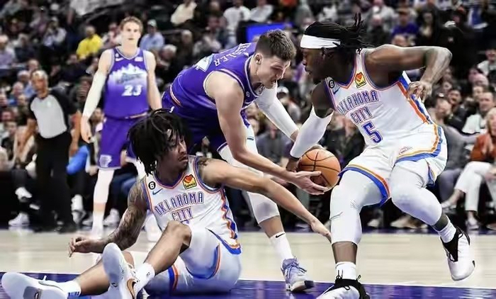 4连败向下俯冲！坐拥两个全明星内线、超级三塔，还要摆烂冲状元