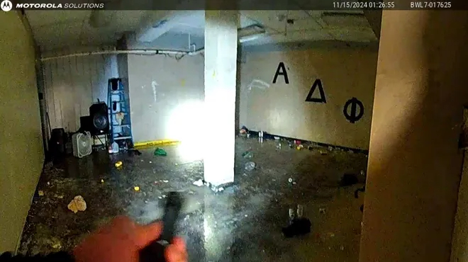 美国大学兄弟会诡异仪式曝光，56名男生蒙眼站地下室，警方都愣了...