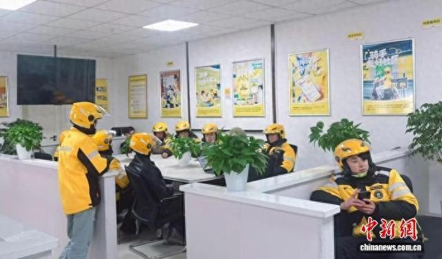 外卖骑手在“骑手之家”休息。新疆瑞晨机场站“骑手之家”供图