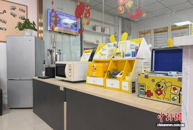 新疆瑞晨机场站“骑手之家”内的药品区。张家伟 摄