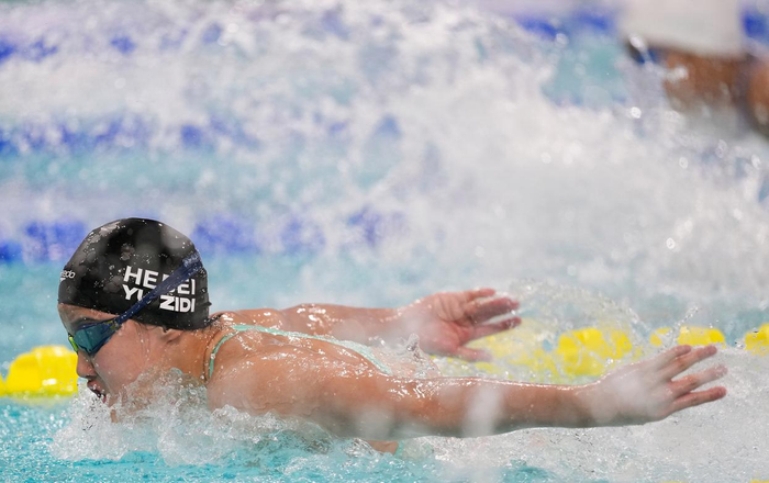 11月11日，河北队选手于子迪在比赛中，最终，她获得冠军。新华社记者 薛宇舸 摄