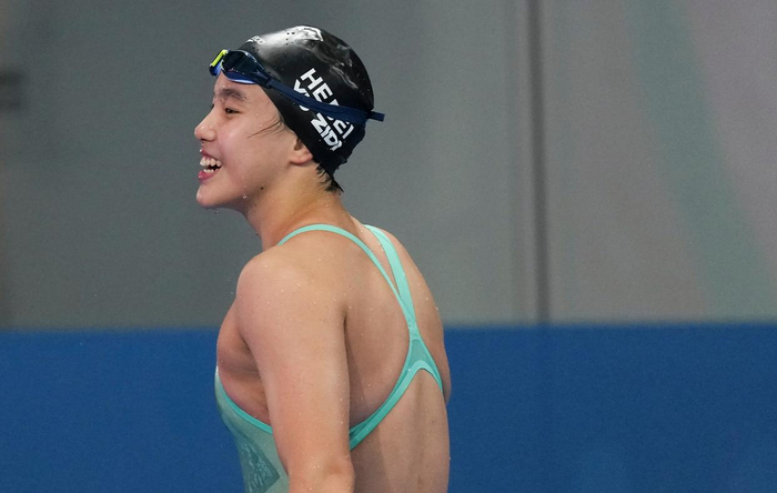 11月11日，河北队选手于子迪在比赛后。她获得冠军。新华社记者 丁增尼达 摄