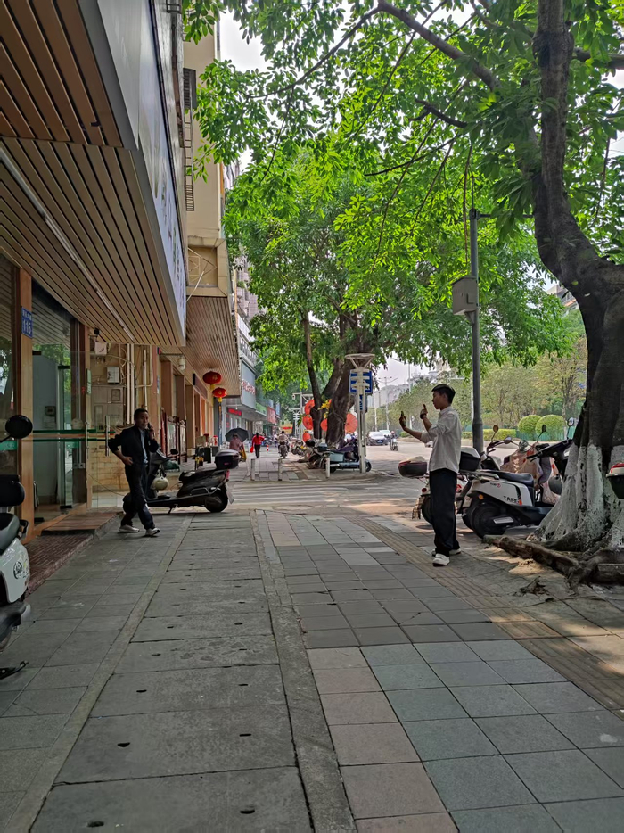 3月23日，申军良（左）和申聪（右）在广州增城街头。 受访者供图