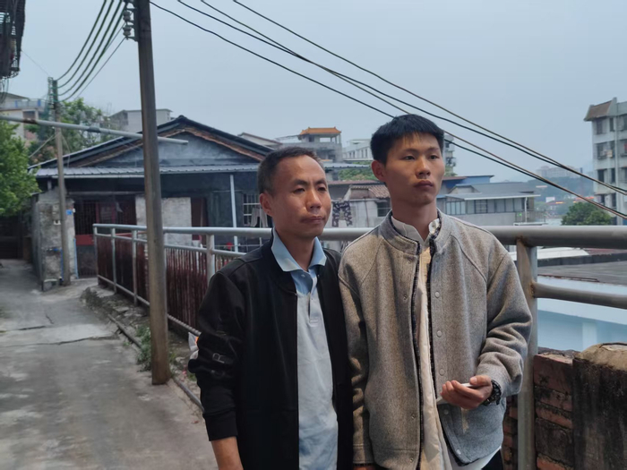 “梅姨”落网后，申军良和儿子申聪一起到广东与专案组见面。新京报记者 赵敏 摄