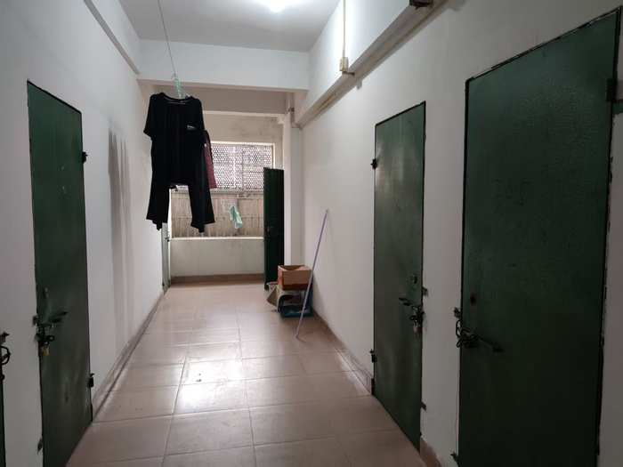 申聪被抢走时，申军良一家住的305室（右侧第一间）。 新京报记者 赵敏 摄