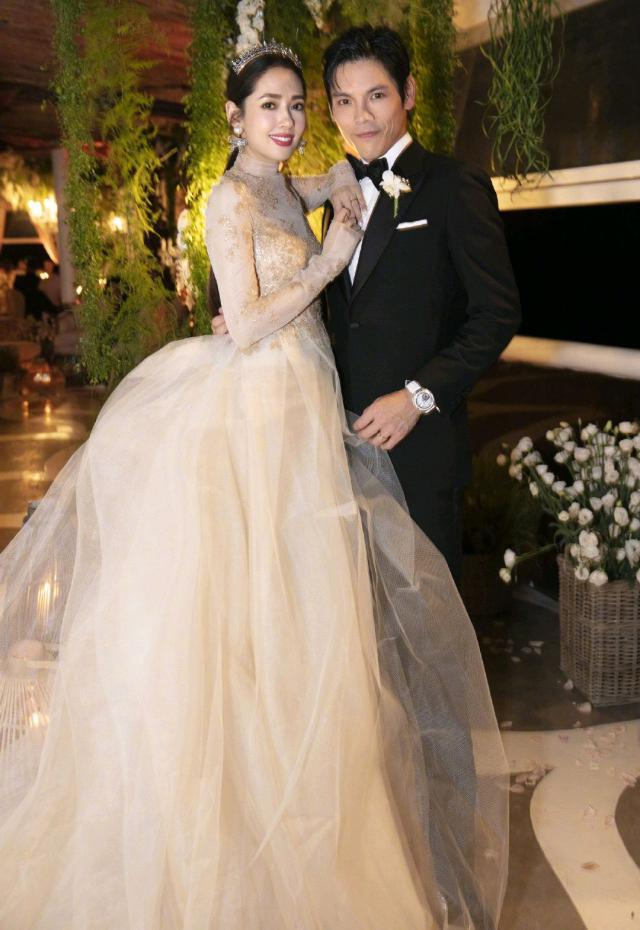 近期，郭碧婷已和向佐在意大利举办婚礼，婚礼上不少照片曝光，小两口幸福甜蜜，向华强和向太陈岚两人难掩开心。祝郭碧婷家庭、事业越来越美好。