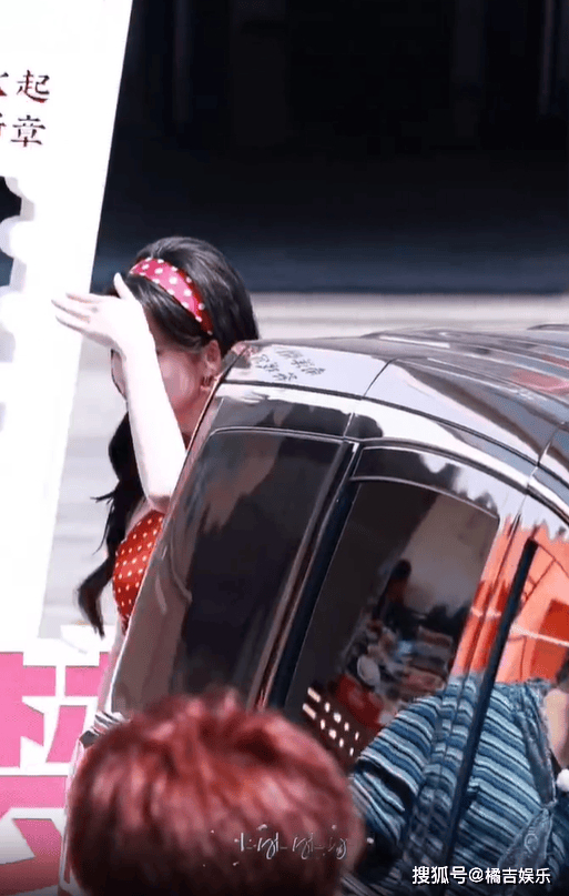 面对“孟子义差点上到李昀锐车上”的热点,我们应保持轻松理性的心态,坚守正向导向,拒绝过度解读、恶意揣测,共同营造充满正能量的网络环境。这场小意外,本质上就是录制现场的一个趣味小插曲,既展现了孟子义迷糊可爱的真实性格,也体现了李昀锐作为好友的细心关照,没有恶意炒作,没有负面引导,更多的是欢乐与温暖。作为自媒体人,我们应坚守原创初心,聚焦热点中的正向细节,传递好友间的默契与善意,拒绝制造对立、过度磕糖,引导网友理性看待艺人互动;作为网友,我们可以享受这份轻松的娱乐氛围,调侃艺人的小迷糊,欣赏两人的默契,但不应过度捆绑、恶意猜测艺人的私人关系。愿我们都能以包容、理性的心态看待娱乐热点,多关注艺人的作品与付出,也期待孟子义和李昀锐在《奔跑吧14》中带来更多精彩表现,在待播剧《尚公主》中解锁更多惊喜,继续用自然的互动,传递温暖与美好。