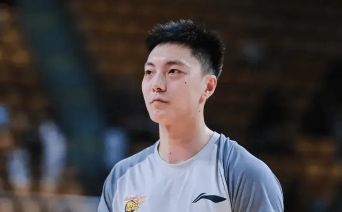广东男篮双塔压制对手 胡明轩暴走助球队大胜广