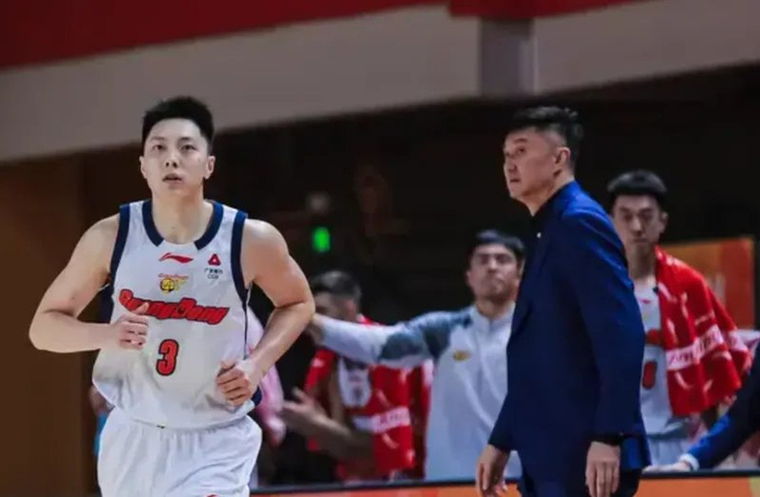 广东男篮双塔压制对手 胡明轩暴走助球队大胜广