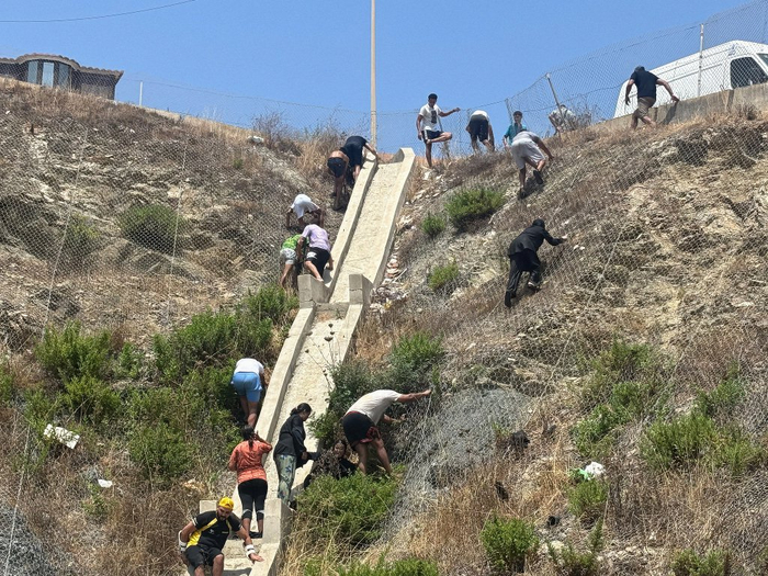 休达移民危机持续升级:至少18人死亡,西班牙调动军队