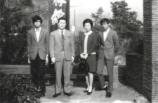 最左为辛东主,最右为辛东杉