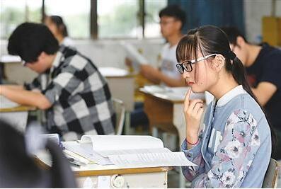 2015年6月7日,在安徽省黄山市屯溪一中考点,考生正在考场内阅读试卷