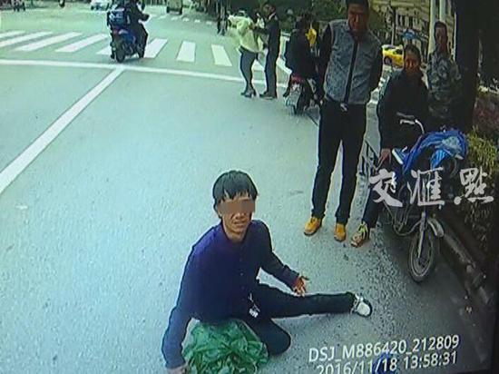 酒后骑车自己摔倒的外卖男子。