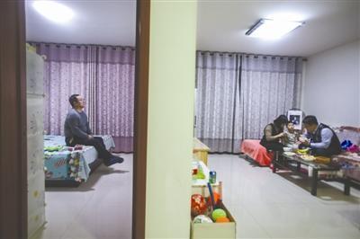 2月14日晚8时50,在车上吃了份凉皮的姜京子陪着还没吃饭的丈夫一起吃晚饭,公公在卧室看电视,婆婆在厨房收拾,这是他们一天中最放松的时刻。