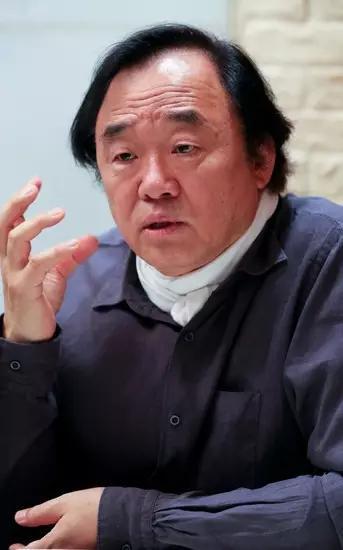 钢琴演奏家白建宇于首尔汝矣岛的一家茶馆中接受《韩民族日报》的采访。