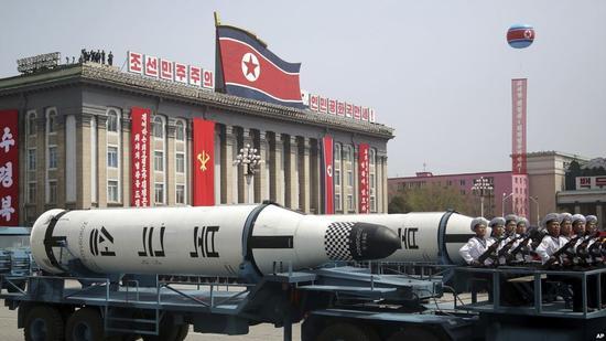 4月15日,朝鲜首都平壤举行的阅兵式上展示的“北极星-2”型潜射中程弹道导弹。