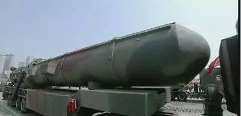 4月15日,朝鲜阅兵式上展示的导弹。