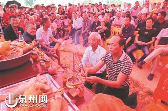 5月1日,一场简单的仪式破除了两村互不通婚的陈规。 本文图均为 泉州网 图