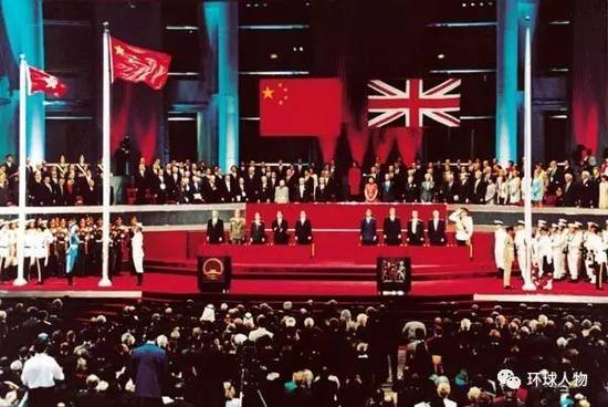 1997年7月1日零点零分零秒,中英香港政权交接仪式上,中华人民共和国国旗和香港特别行政区区旗同时升起。