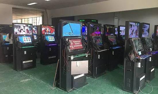 哆咪工厂中正在生产迷你KTV主机