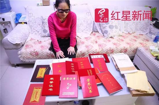 王颖和她获得的荣誉证书。