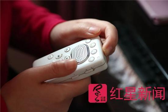王颖的读书机,要想看普通的书籍,她需要一页页扫描成电子版,再用软件识别电子版图片上面的文字,转化成文档,再把文档拷到读书机里,用语音读出来听。