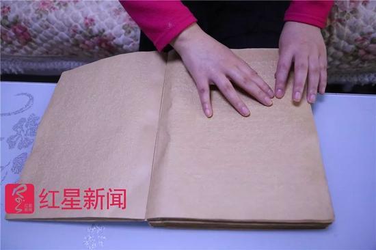 王颖阅读盲文书籍。