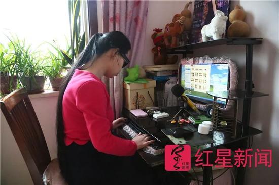 王颖的电脑和手机都装了语音软件,每操作一步都会有提示,这样她可以熟练地运用电子设备。