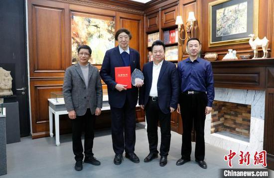 主办方专程到天津大学冯骥才文学艺术研究院送奖上门