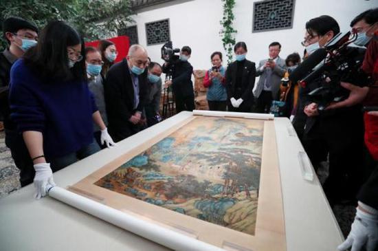 翁万戈先生书画捐赠仪式上,沈周《临戴文进谢安东山图》在现场展开。 蒋雯迪摄