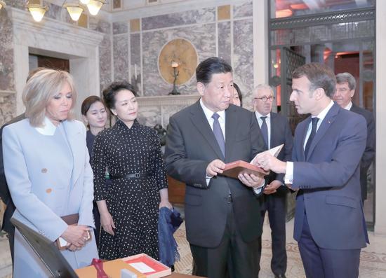 2019年3月24日,国家主席习近平在法国尼斯会见法国总统马克龙。会见前,马克龙向习近平赠送1688年法国出版的首部《论语导读》法文版原著。(新华社记者 鞠鹏 摄)