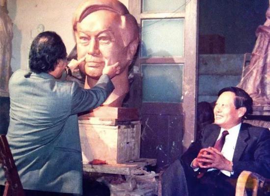 潘鹤为杨振宁塑像