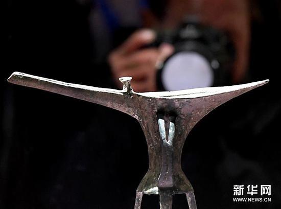 10月19日,参观者在二里头夏都遗址博物馆内拍摄展品“乳钉纹铜爵”。 新华社记者 李安 摄