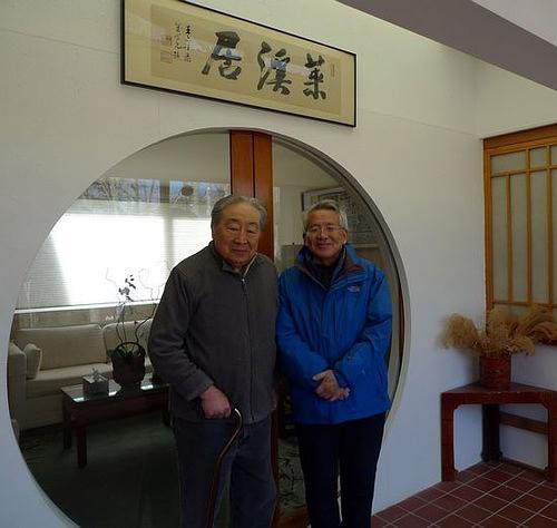 郑重先生(右)与翁万戈先生(左)