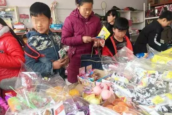 学生一放学就涌来买零食,这里的零食“五花八门”。