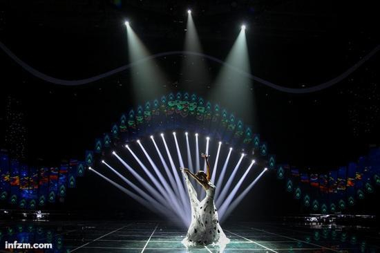 在8月11日的录制现场,舞蹈家杨丽萍表演孔雀舞,为曲靖市助演。(CFP/图)