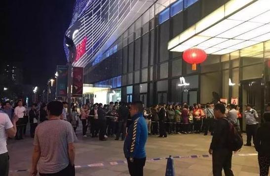 9月27日晚,在通州万达广场,要求退还押金和充值的用户排起了长龙,维护秩序的警察不得不拉起警戒线