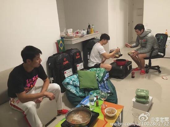 里约奥运会期间,刘国梁亲自下厨给国乒队员煮泡面