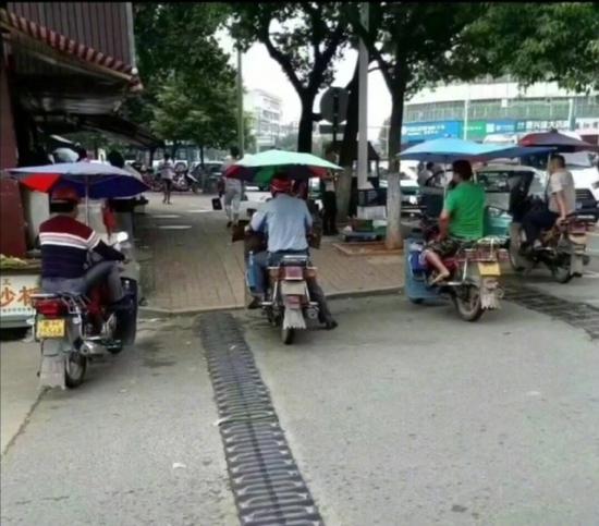 囧哥:真•贵族学校 中学开学典礼给学生发猪肉