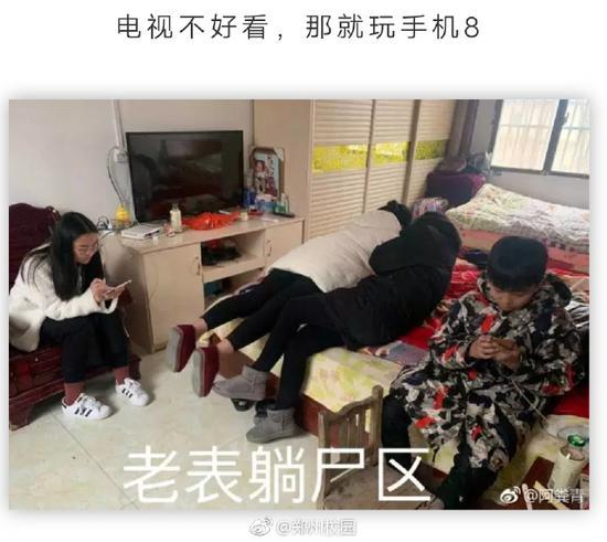 囧哥:最硬核抢红包:男子爬上屋顶撒钱 亲友在下面疯抢