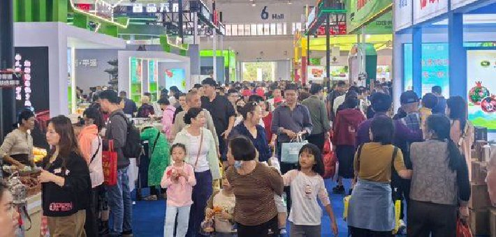 冬交会公众开放日人群络绎不绝