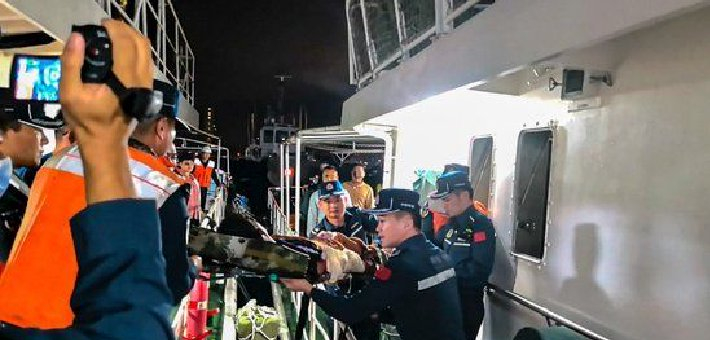 三亚海警成功救助受伤渔民