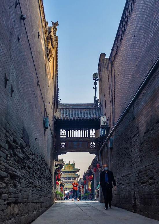 疫情防控常态化后,平遥古城迎来游客。 李建军 摄