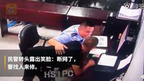 囧哥:逃犯到交警队办业务，民警微微一笑…