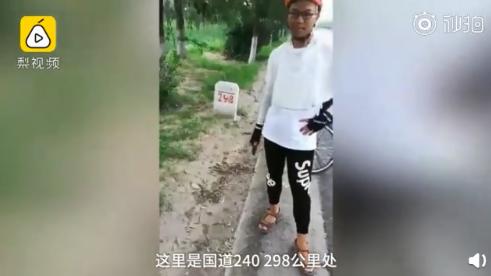 囧哥:远亲不如近邻！男子跟邻居对唱情歌放弃轻生