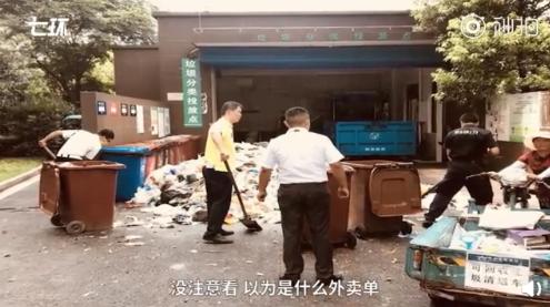 囧哥:远亲不如近邻！男子跟邻居对唱情歌放弃轻生